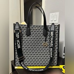 🚨 Flash sale Friday🚨 Michael Kors Maple tote bag